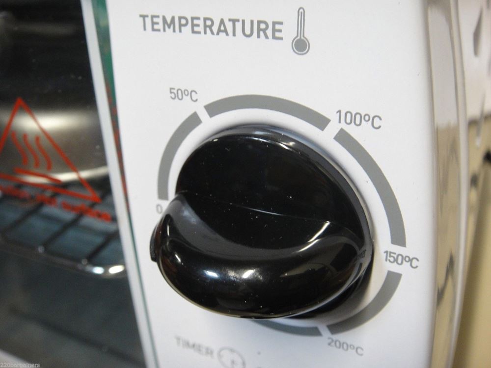 https://www.dvdoverseas.com/resize/Shared/Images/Product/Black-And-Decker-Medium-Sized-220-Volt-9-Liter-220V-240V-Toaster-Oven-NON-USA/TRO1000-3.jpg?bw=1000&w=1000&bh=1000&h=1000